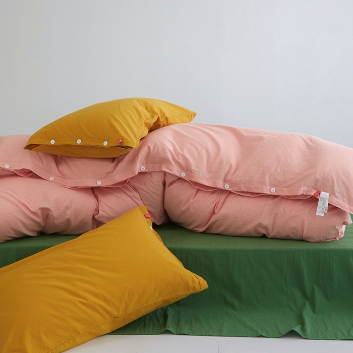 91家纺网 家纺一手货源 找家纺 水洗棉全棉纽扣款工艺混搭拼色四件套（系列二） 嫩粉+军绿（姜黄姜黄）