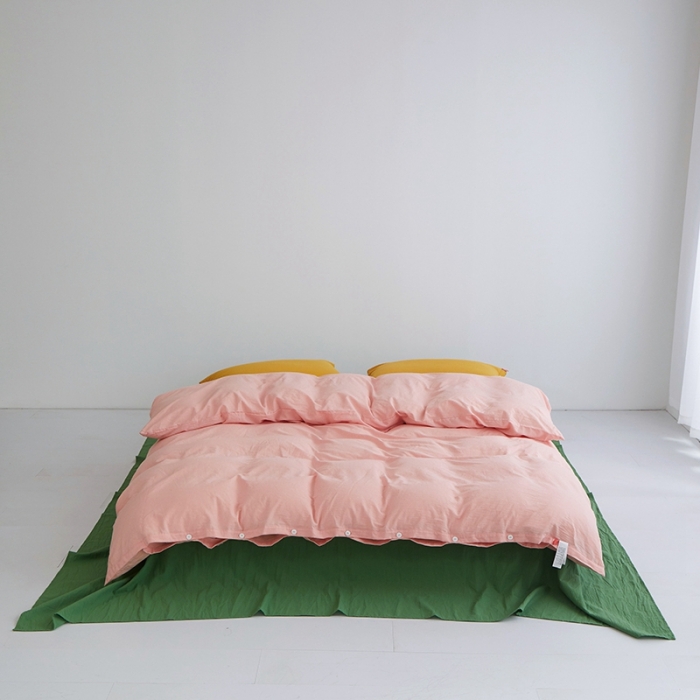 91家纺网 家纺一手货源 找家纺 水洗棉全棉纽扣款工艺混搭拼色四件套（系列二） 嫩粉+军绿（姜黄姜黄）