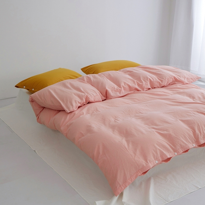 91家纺网 家纺一手货源 找家纺 安莱生活水洗棉全棉色经色纬高支高密纽扣款工艺混搭拼色四件套（系列二） 嫩粉+盐白（姜黄姜黄）