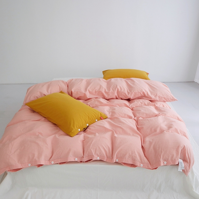 91家纺网 家纺一手货源 找家纺 安莱生活水洗棉全棉色经色纬高支高密纽扣款工艺混搭拼色四件套（系列二） 嫩粉+盐白（姜黄姜黄）