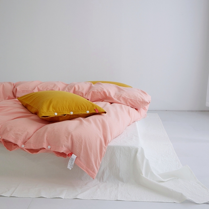 91家纺网 家纺一手货源 找家纺 安莱生活水洗棉全棉色经色纬高支高密纽扣款工艺混搭拼色四件套（系列二） 嫩粉+盐白（姜黄姜黄）