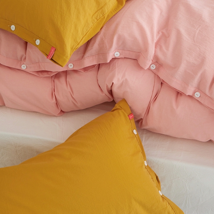 91家纺网 家纺一手货源 找家纺 安莱生活水洗棉全棉色经色纬高支高密纽扣款工艺混搭拼色四件套（系列二） 嫩粉+盐白（姜黄姜黄）