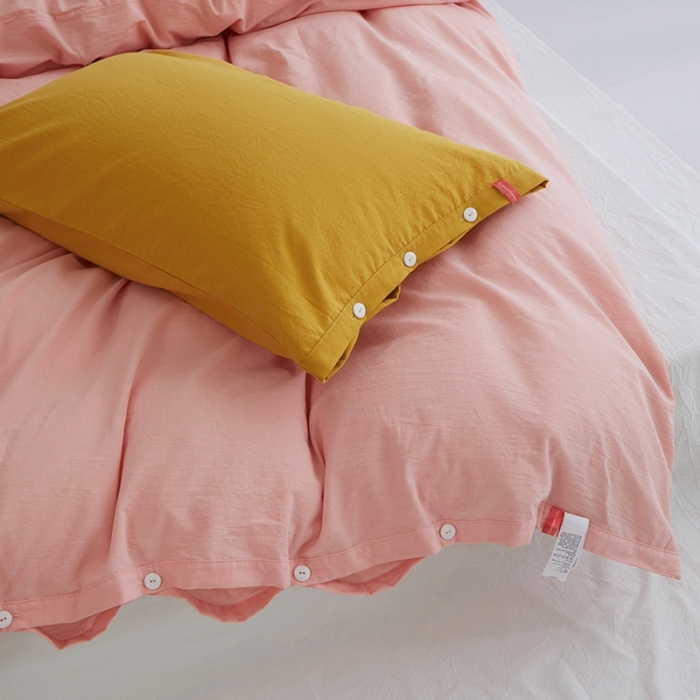 91家纺网 家纺一手货源 找家纺 安莱生活水洗棉全棉色经色纬高支高密纽扣款工艺混搭拼色四件套（系列二） 嫩粉+盐白（姜黄姜黄）