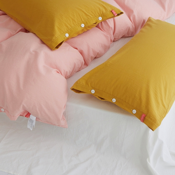 91家纺网 家纺一手货源 找家纺 安莱生活水洗棉全棉色经色纬高支高密纽扣款工艺混搭拼色四件套（系列二） 嫩粉+盐白（姜黄姜黄）