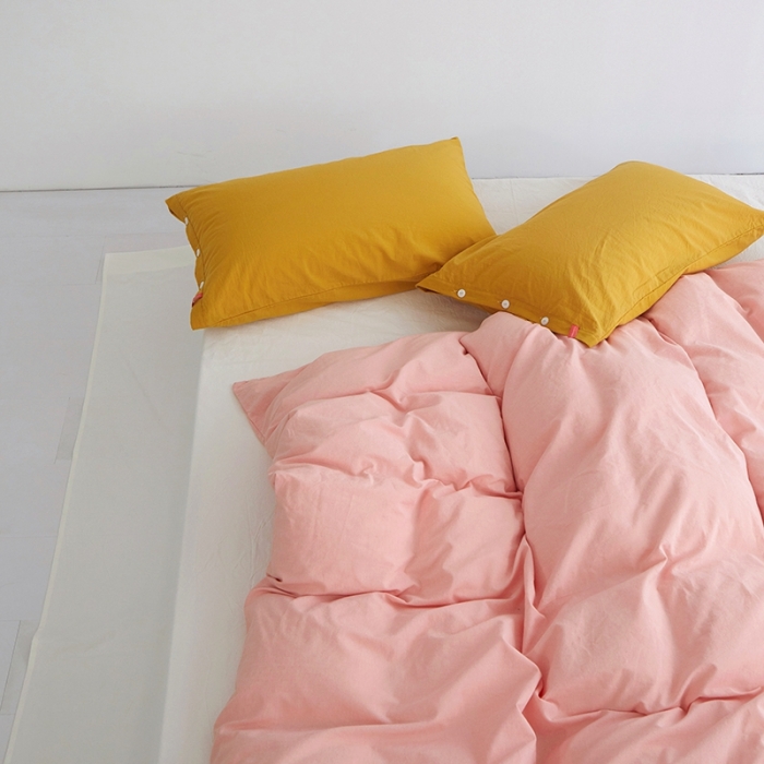 91家纺网 家纺一手货源 找家纺 安莱生活水洗棉全棉色经色纬高支高密纽扣款工艺混搭拼色四件套（系列二） 嫩粉+盐白（姜黄姜黄）