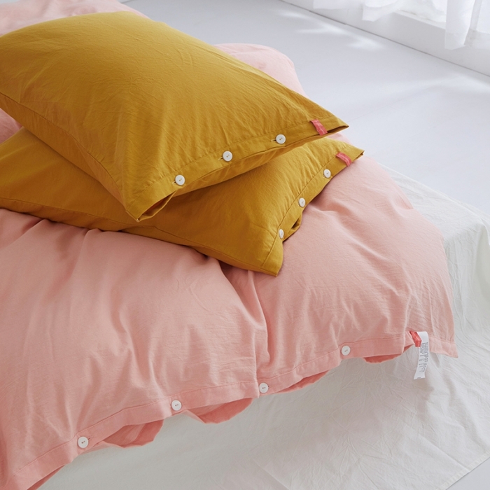 91家纺网 家纺一手货源 找家纺 安莱生活水洗棉全棉色经色纬高支高密纽扣款工艺混搭拼色四件套（系列二） 嫩粉+盐白（姜黄姜黄）