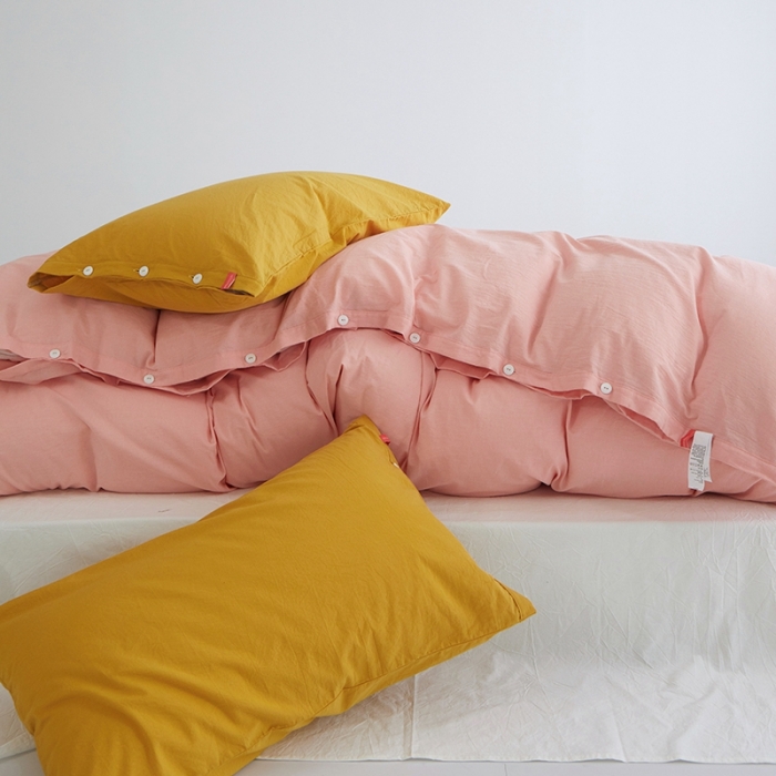91家纺网 家纺一手货源 找家纺 安莱生活水洗棉全棉色经色纬高支高密纽扣款工艺混搭拼色四件套（系列二） 嫩粉+盐白（姜黄姜黄）