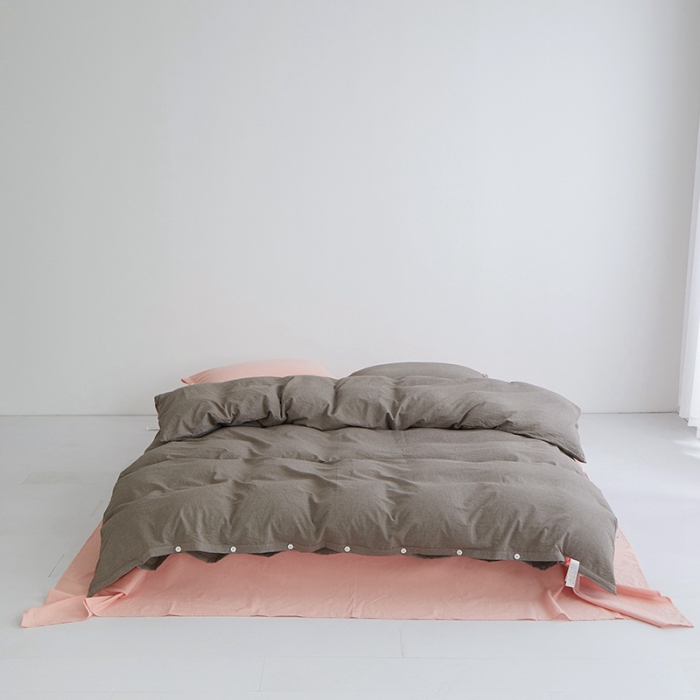 91家纺网 家纺一手货源 找家纺 安莱生活水洗棉全棉色经色纬高支高密纽扣款工艺混搭拼色四件套（系列二） 浅灰+嫩粉（浅灰嫩粉）