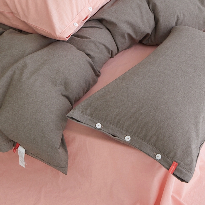 91家纺网 家纺一手货源 找家纺 安莱生活水洗棉全棉色经色纬高支高密纽扣款工艺混搭拼色四件套（系列二） 浅灰+嫩粉（浅灰嫩粉）