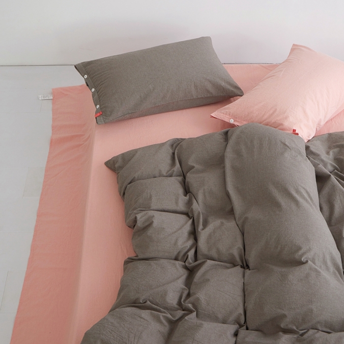91家纺网 家纺一手货源 找家纺 安莱生活水洗棉全棉色经色纬高支高密纽扣款工艺混搭拼色四件套（系列二） 浅灰+嫩粉（浅灰嫩粉）