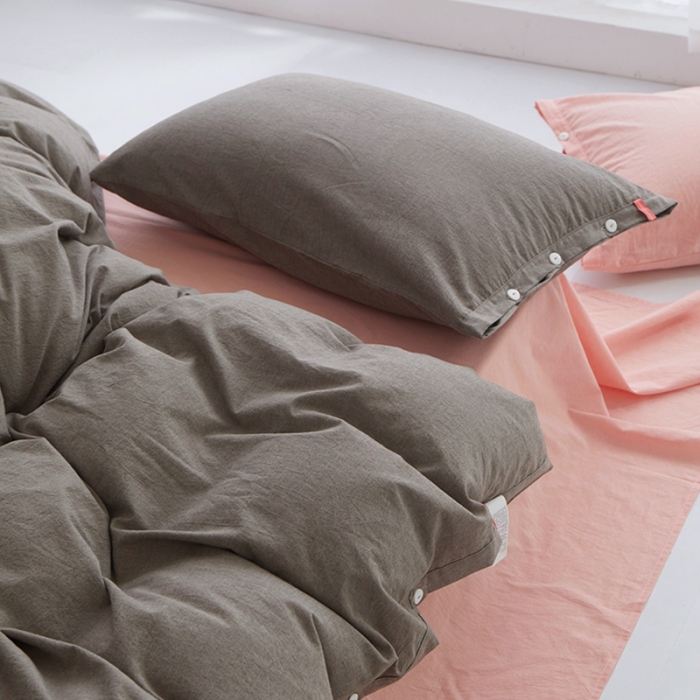 91家纺网 家纺一手货源 找家纺 安莱生活水洗棉全棉色经色纬高支高密纽扣款工艺混搭拼色四件套（系列二） 浅灰+嫩粉（浅灰嫩粉）