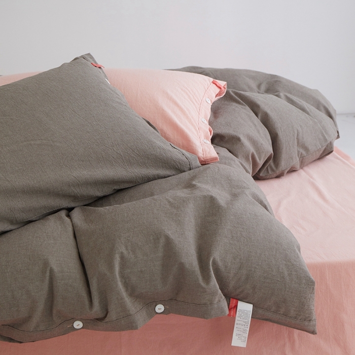 91家纺网 家纺一手货源 找家纺 安莱生活水洗棉全棉色经色纬高支高密纽扣款工艺混搭拼色四件套（系列二） 浅灰+嫩粉（浅灰嫩粉）