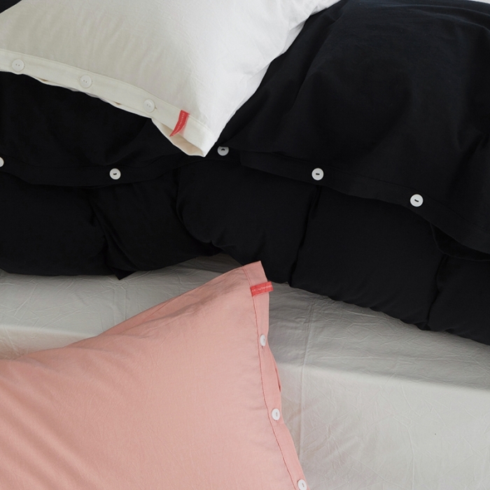 91家纺网 家纺一手货源 找家纺 安莱生活水洗棉全棉色经色纬高支高密纽扣款工艺混搭拼色四件套（系列二） 炭黑+盐白（盐白嫩粉）