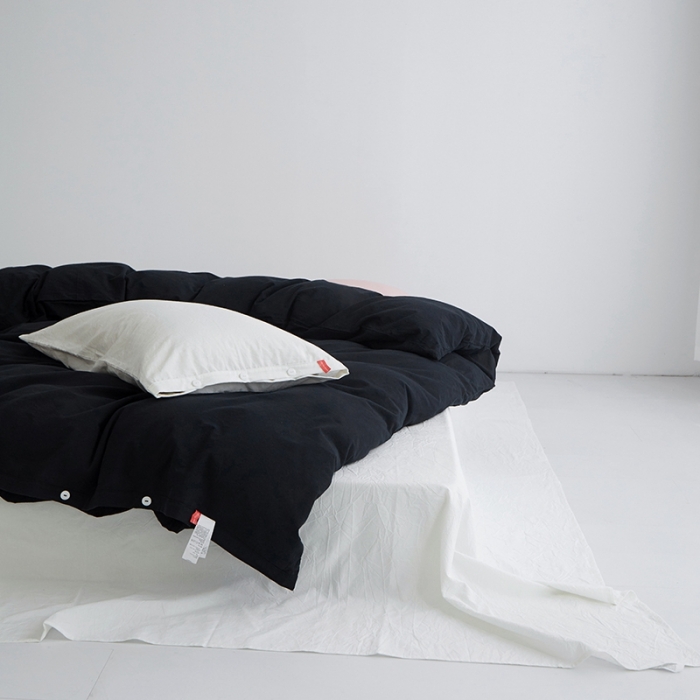 91家纺网 家纺一手货源 找家纺 安莱生活水洗棉全棉色经色纬高支高密纽扣款工艺混搭拼色四件套（系列二） 炭黑+盐白（盐白嫩粉）