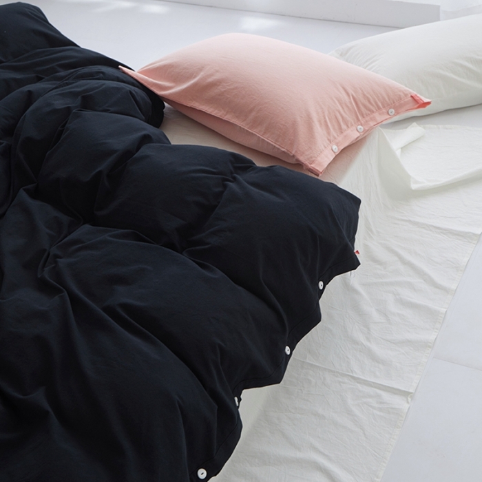 91家纺网 家纺一手货源 找家纺 安莱生活水洗棉全棉色经色纬高支高密纽扣款工艺混搭拼色四件套（系列二） 炭黑+盐白（盐白嫩粉）