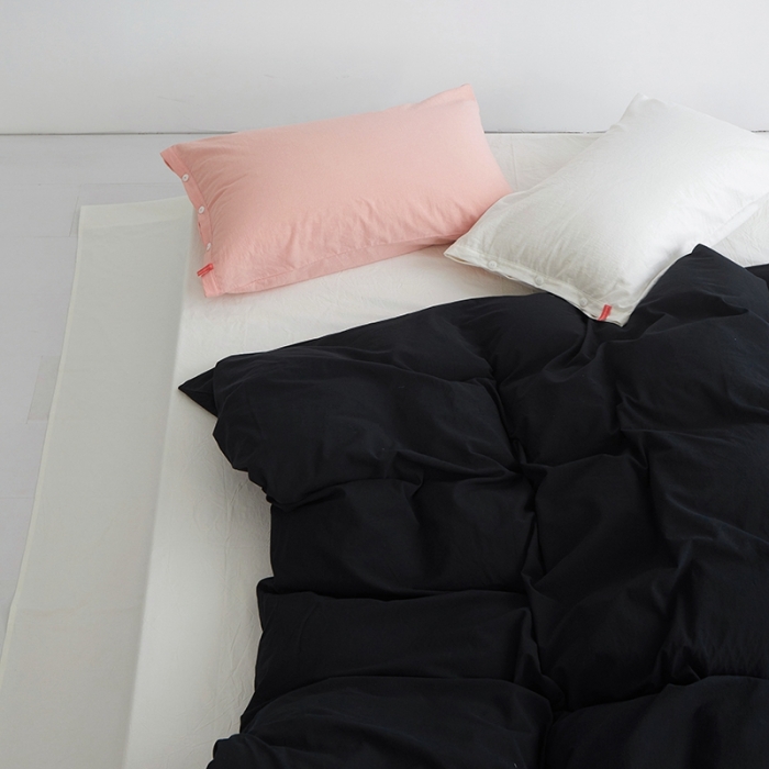 91家纺网 家纺一手货源 找家纺 安莱生活水洗棉全棉色经色纬高支高密纽扣款工艺混搭拼色四件套（系列二） 炭黑+盐白（盐白嫩粉）