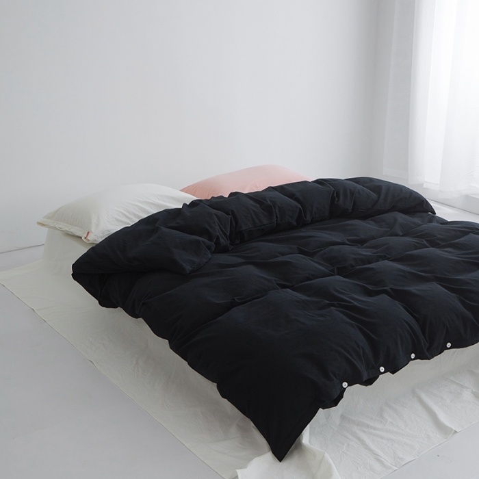 91家纺网 家纺一手货源 找家纺 安莱生活水洗棉全棉色经色纬高支高密纽扣款工艺混搭拼色四件套（系列二） 炭黑+盐白（盐白嫩粉）