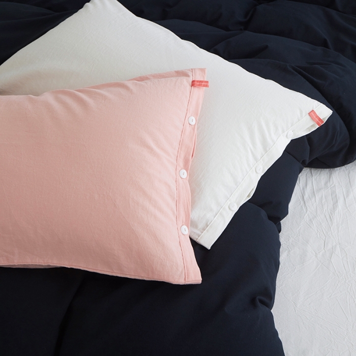 91家纺网 家纺一手货源 找家纺 安莱生活水洗棉全棉色经色纬高支高密纽扣款工艺混搭拼色四件套（系列二） 炭黑+盐白（盐白嫩粉）