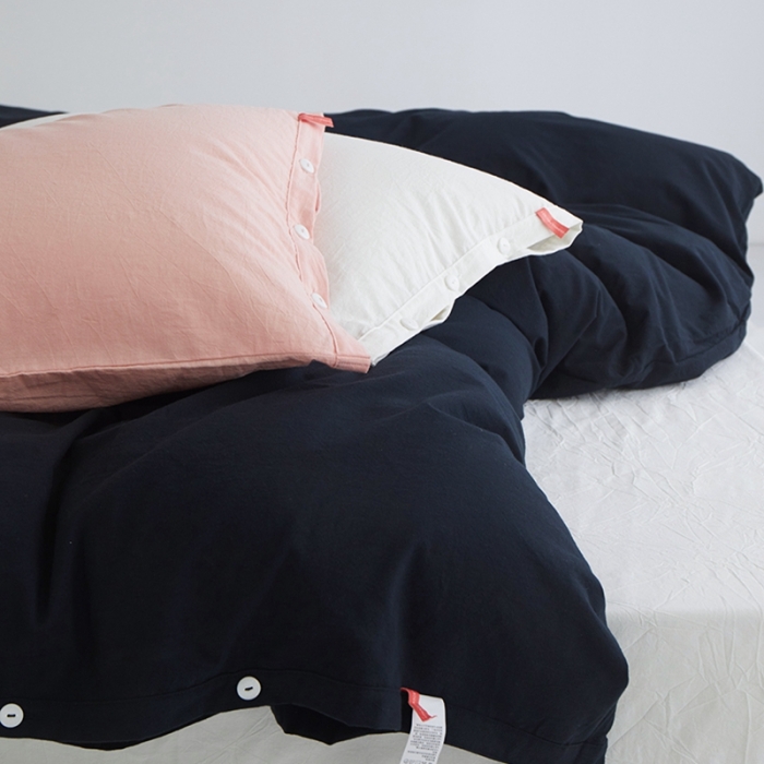 91家纺网 家纺一手货源 找家纺 安莱生活水洗棉全棉色经色纬高支高密纽扣款工艺混搭拼色四件套（系列二） 炭黑+盐白（盐白嫩粉）