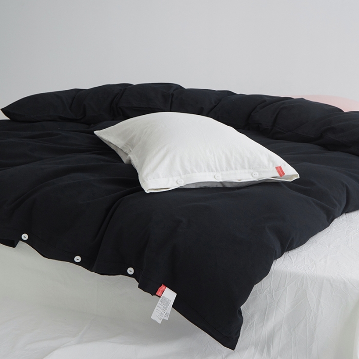 91家纺网 家纺一手货源 找家纺 安莱生活水洗棉全棉色经色纬高支高密纽扣款工艺混搭拼色四件套（系列二） 炭黑+盐白（盐白嫩粉）