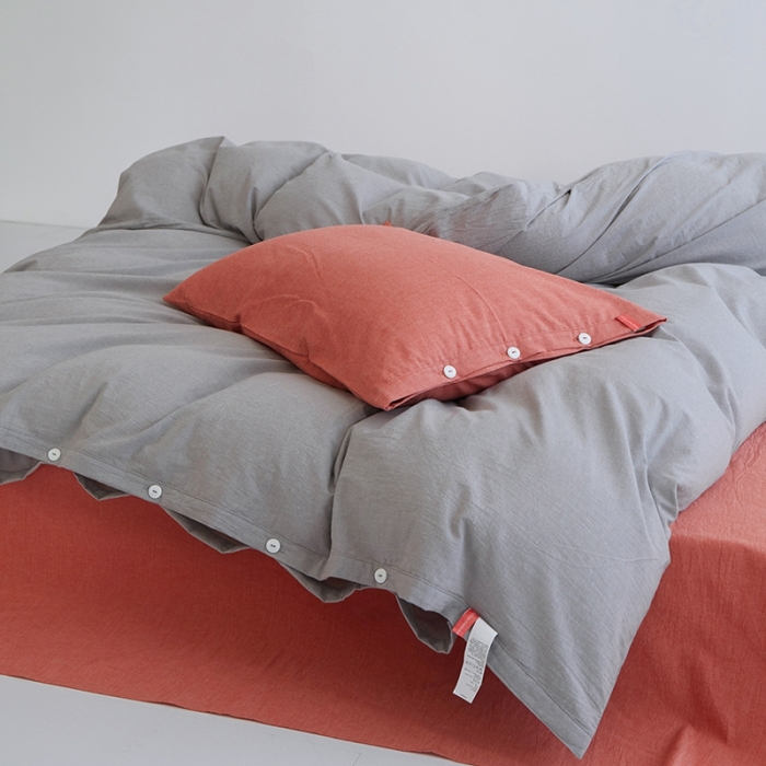 91家纺网 家纺一手货源 找家纺 安莱生活水洗棉全棉色经色纬高支高密纽扣款工艺混搭拼色四件套（系列二） 银灰+橘红（银灰橘红）