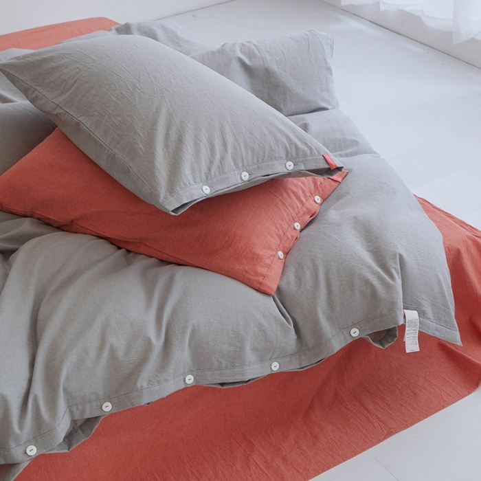 91家纺网 家纺一手货源 找家纺 安莱生活水洗棉全棉色经色纬高支高密纽扣款工艺混搭拼色四件套（系列二） 银灰+橘红（银灰橘红）