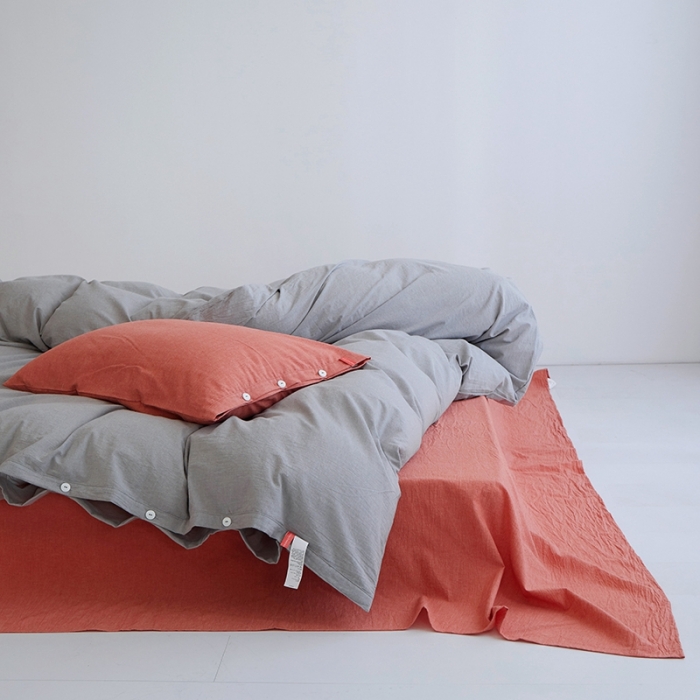 91家纺网 家纺一手货源 找家纺 安莱生活水洗棉全棉色经色纬高支高密纽扣款工艺混搭拼色四件套（系列二） 银灰+橘红（银灰橘红）