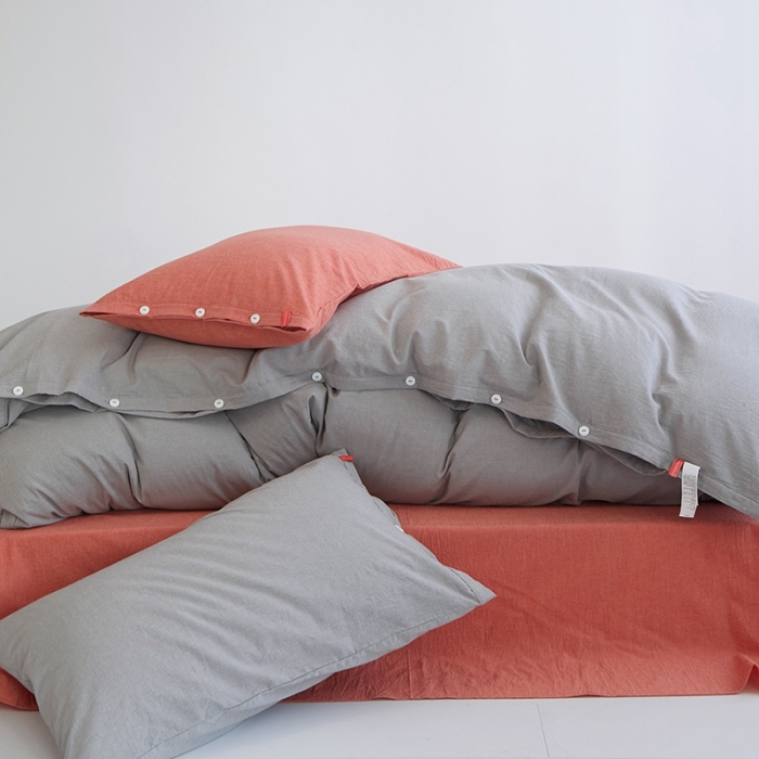 91家纺网 家纺一手货源 找家纺 安莱生活水洗棉全棉色经色纬高支高密纽扣款工艺混搭拼色四件套（系列二） 银灰+橘红（银灰橘红）
