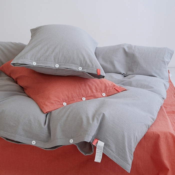 91家纺网 家纺一手货源 找家纺 安莱生活水洗棉全棉色经色纬高支高密纽扣款工艺混搭拼色四件套（系列二） 银灰+橘红（银灰橘红）