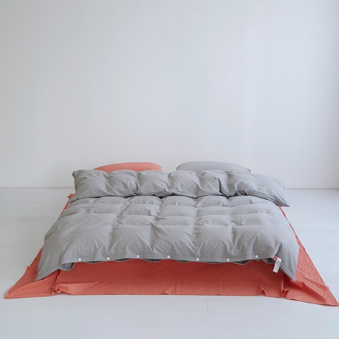 91家纺网 家纺一手货源 找家纺 安莱生活水洗棉全棉色经色纬高支高密纽扣款工艺混搭拼色四件套（系列二） 银灰+橘红（银灰橘红）