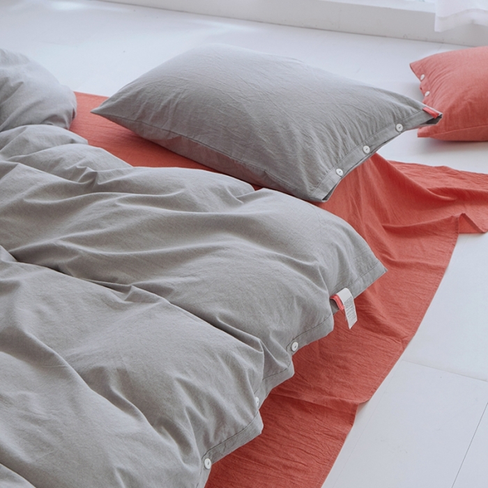 91家纺网 家纺一手货源 找家纺 安莱生活水洗棉全棉色经色纬高支高密纽扣款工艺混搭拼色四件套（系列二） 银灰+橘红（银灰橘红）