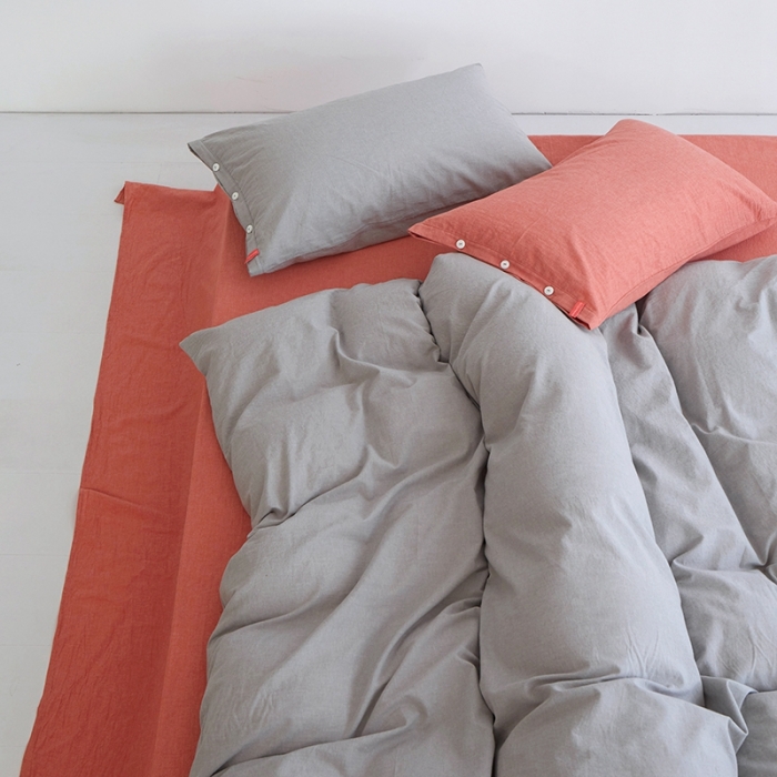 91家纺网 家纺一手货源 找家纺 安莱生活水洗棉全棉色经色纬高支高密纽扣款工艺混搭拼色四件套（系列二） 银灰+橘红（银灰橘红）