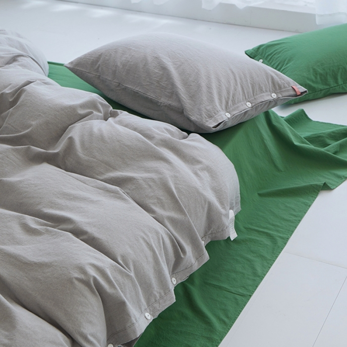 91家纺网 家纺一手货源 找家纺 安莱生活水洗棉全棉色经色纬高支高密纽扣款工艺混搭拼色四件套（系列二） 银灰+军绿（银灰军绿）
