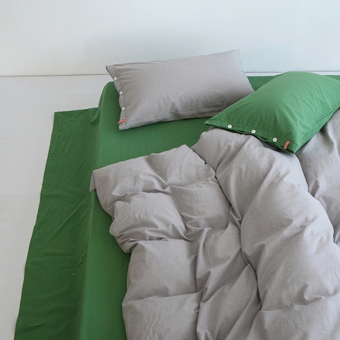 91家纺网 家纺一手货源 找家纺 安莱生活水洗棉全棉色经色纬高支高密纽扣款工艺混搭拼色四件套（系列二） 银灰+军绿（银灰军绿）