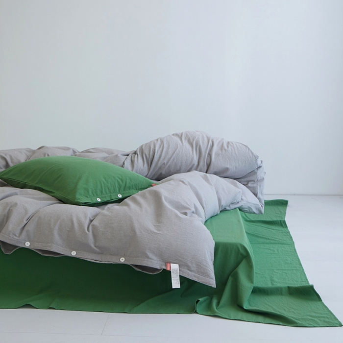 91家纺网 家纺一手货源 找家纺 安莱生活水洗棉全棉色经色纬高支高密纽扣款工艺混搭拼色四件套（系列二） 银灰+军绿（银灰军绿）