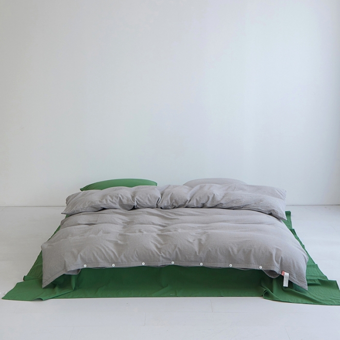 91家纺网 家纺一手货源 找家纺 安莱生活水洗棉全棉色经色纬高支高密纽扣款工艺混搭拼色四件套（系列二） 银灰+军绿（银灰军绿）