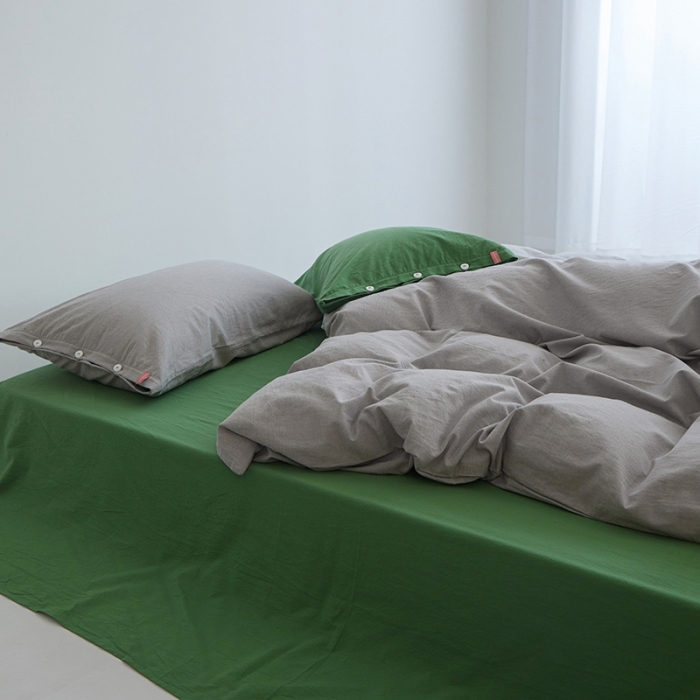 91家纺网 家纺一手货源 找家纺 安莱生活水洗棉全棉色经色纬高支高密纽扣款工艺混搭拼色四件套（系列二） 银灰+军绿（银灰军绿）