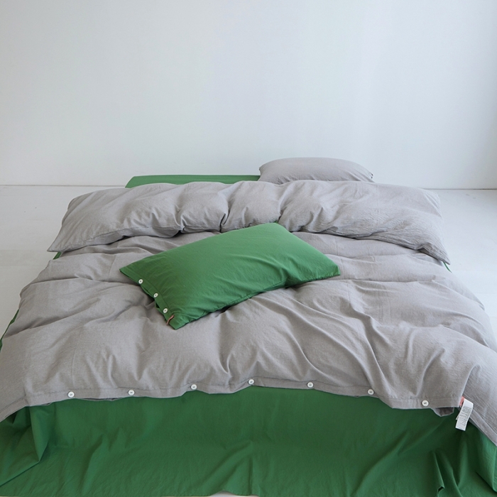 91家纺网 家纺一手货源 找家纺 安莱生活水洗棉全棉色经色纬高支高密纽扣款工艺混搭拼色四件套（系列二） 银灰+军绿（银灰军绿）