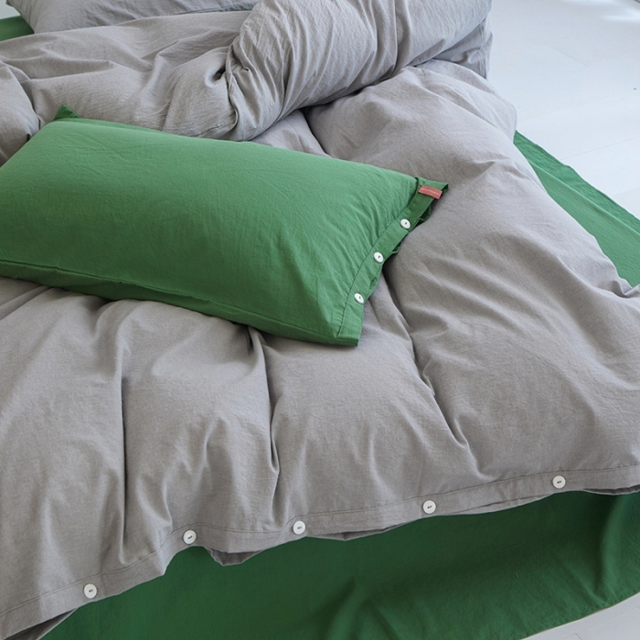 91家纺网 家纺一手货源 找家纺 安莱生活水洗棉全棉色经色纬高支高密纽扣款工艺混搭拼色四件套（系列二） 银灰+军绿（银灰军绿）