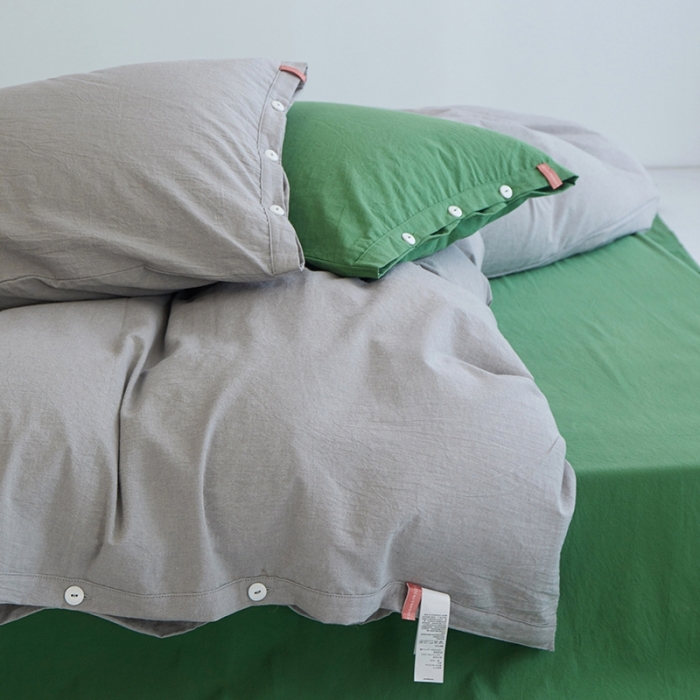 91家纺网 家纺一手货源 找家纺 安莱生活水洗棉全棉色经色纬高支高密纽扣款工艺混搭拼色四件套（系列二） 银灰+军绿（银灰军绿）