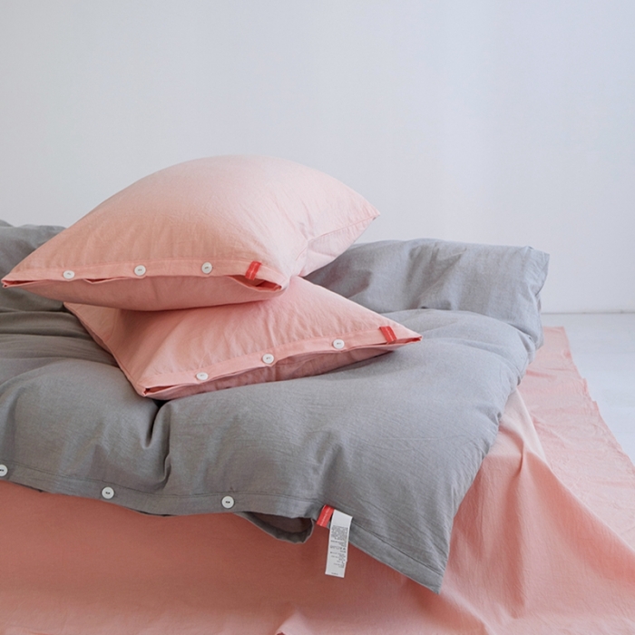 91家纺网 家纺一手货源 找家纺 安莱生活水洗棉全棉色经色纬高支高密纽扣款工艺混搭拼色四件套（系列二） 银灰+嫩粉（嫩粉嫩粉）