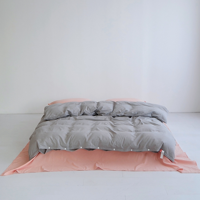 91家纺网 家纺一手货源 找家纺 安莱生活水洗棉全棉色经色纬高支高密纽扣款工艺混搭拼色四件套（系列二） 银灰+嫩粉（嫩粉嫩粉）