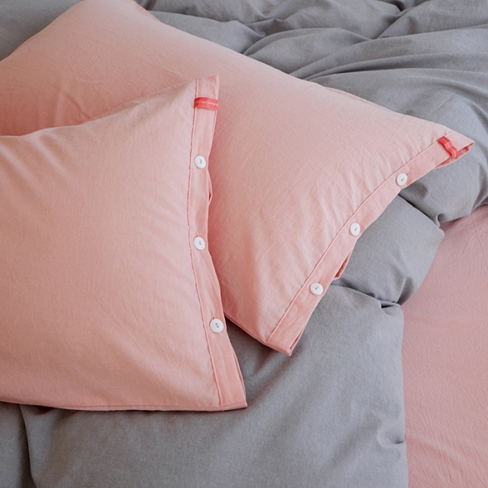 91家纺网 家纺一手货源 找家纺 安莱生活水洗棉全棉色经色纬高支高密纽扣款工艺混搭拼色四件套（系列二） 银灰+嫩粉（嫩粉嫩粉）