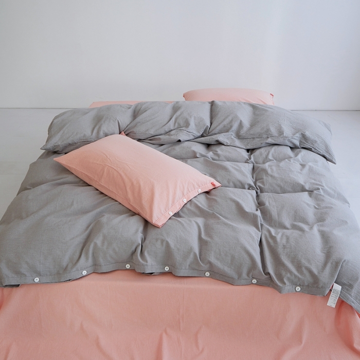 91家纺网 家纺一手货源 找家纺 安莱生活水洗棉全棉色经色纬高支高密纽扣款工艺混搭拼色四件套（系列二） 银灰+嫩粉（嫩粉嫩粉）