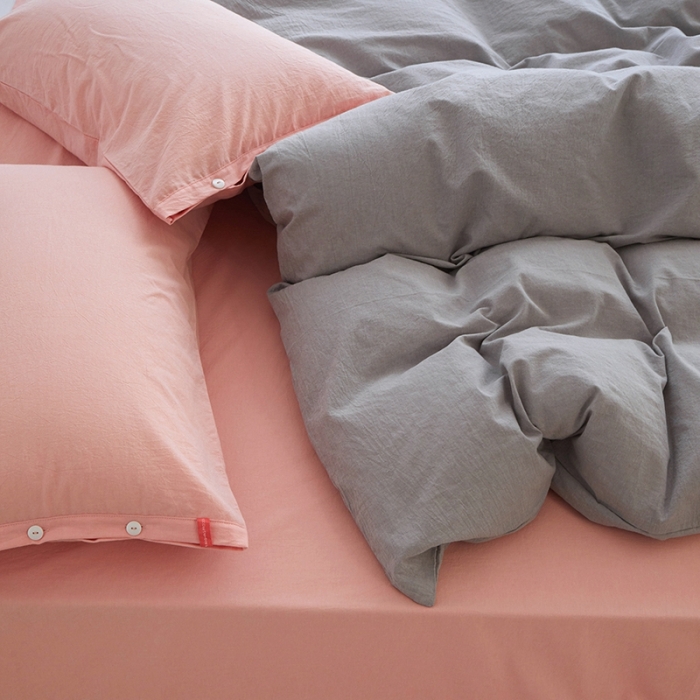 91家纺网 家纺一手货源 找家纺 安莱生活水洗棉全棉色经色纬高支高密纽扣款工艺混搭拼色四件套（系列二） 银灰+嫩粉（嫩粉嫩粉）