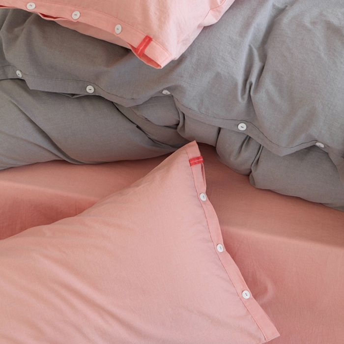 91家纺网 家纺一手货源 找家纺 安莱生活水洗棉全棉色经色纬高支高密纽扣款工艺混搭拼色四件套（系列二） 银灰+嫩粉（嫩粉嫩粉）