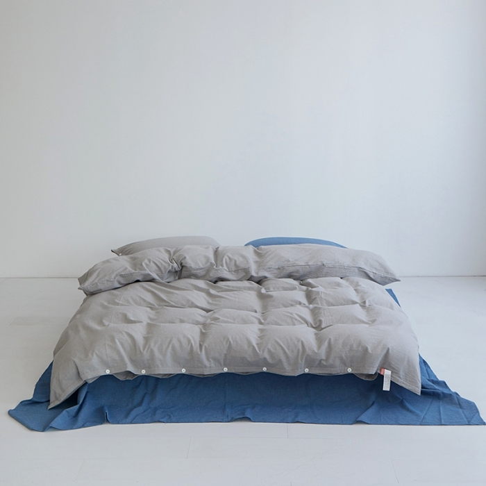 91家纺网 家纺一手货源 找家纺 安莱生活水洗棉全棉色经色纬高支高密纽扣款工艺混搭拼色四件套（系列二） 银灰+深蓝（银灰深蓝）