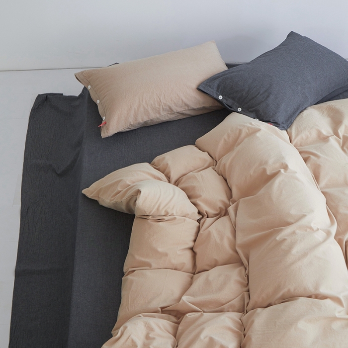 91家纺网 家纺一手货源 找家纺 安莱生活水洗棉全棉色经色纬高支高密纽扣款工艺混搭拼色四件套（系列二） 米驼+深灰（米驼深灰）