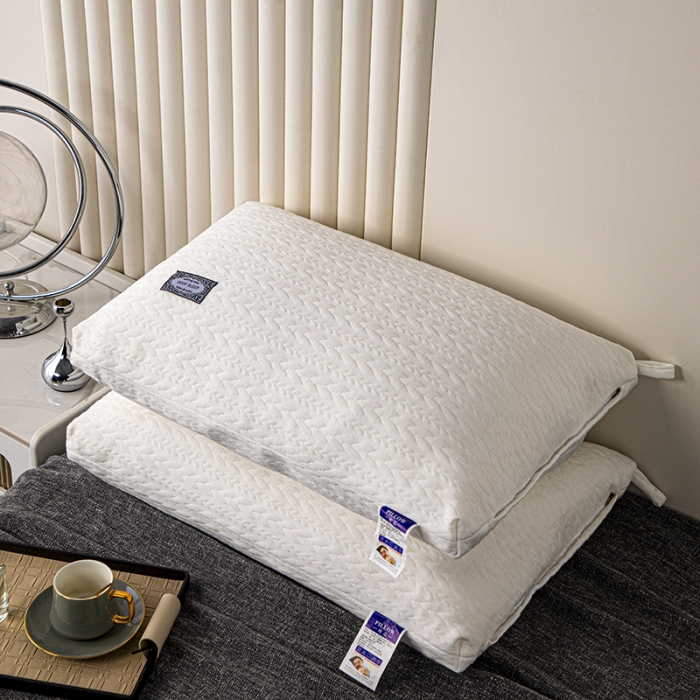 91家纺网 家纺一手货源 找家纺 拾光枕芯 2023新款贴标针织麻花亲肤羽丝棉高档枕芯 白色