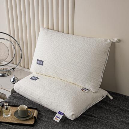 91家纺网 家纺一手货源 找家纺 拾光枕芯 2023新款贴标针织麻花亲肤羽丝棉高档枕芯 白色